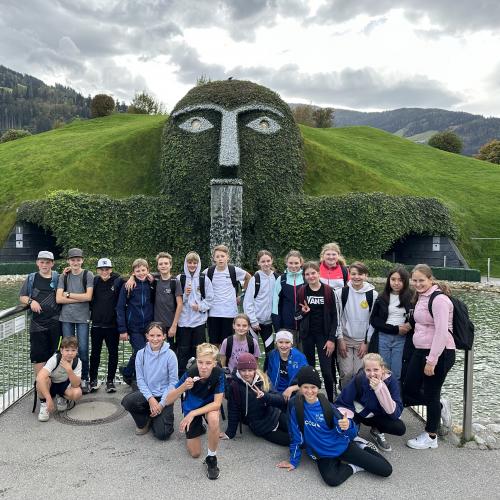 Kinder vor dem Eingang der Wunderkammern im Swarovski