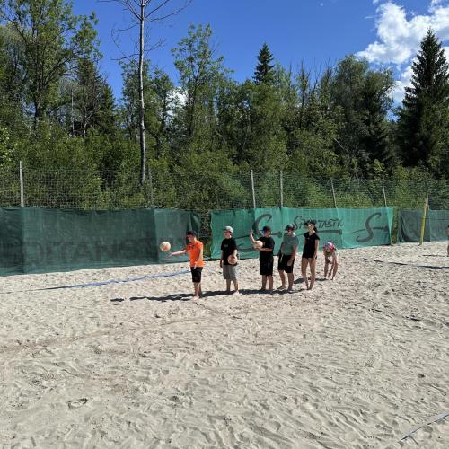Kinder beim Beachvolleyball