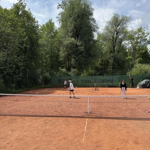 Kinder beim Tennis spielen