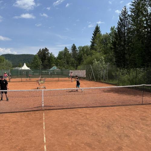 Kinder beim Tennis spielen