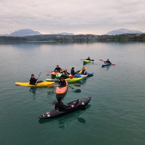 Kinder im Kajak am Faaker See