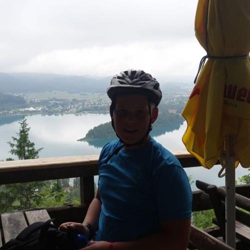 Kind Radfahren Ausblick auf den Faaker See
