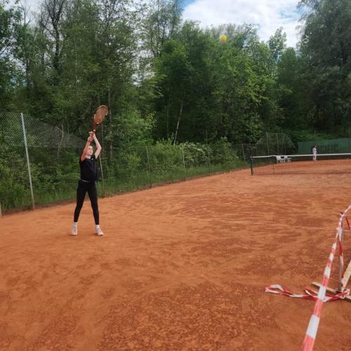 Mädchen beim Tennis spielen