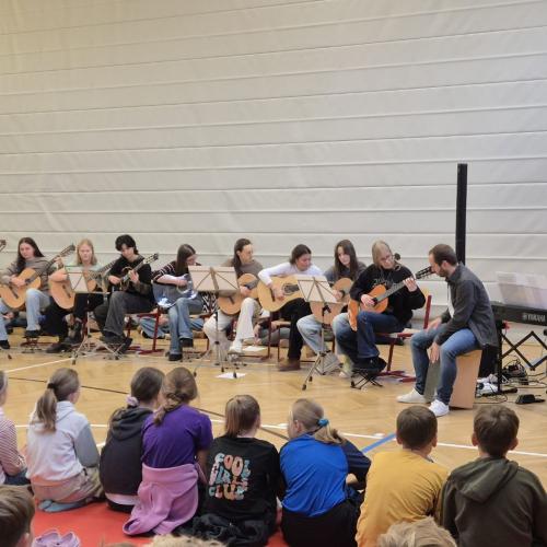 Oberstufenschüler beim Gitarrespielen