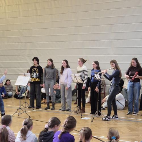 Oberstufenschüler beim Musizieren im Turnsaal