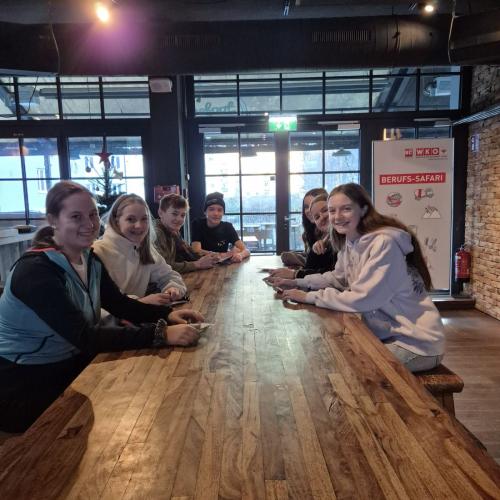 Schülergruppe sitzt am Tisch