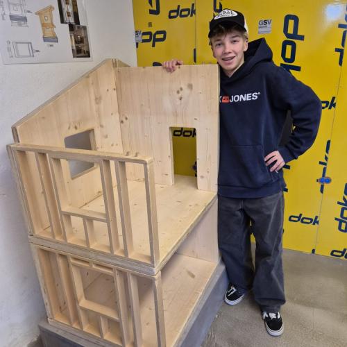 Schüler mit Holzhaus