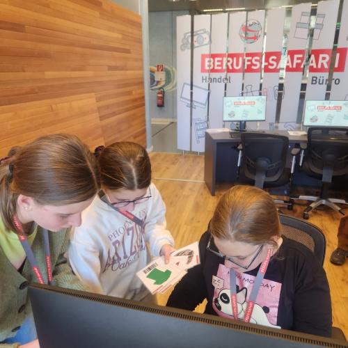 Schülerinnen vor PC