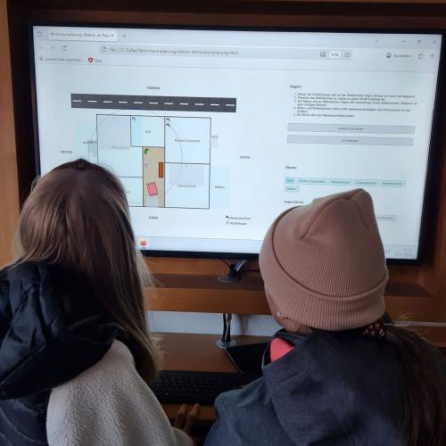 Schülerinnen vor dem PC