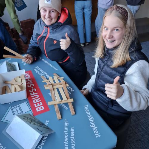 Schülerinnen bauen die Leonardo-Brücke