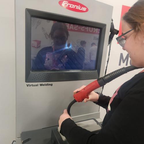 virtuelles Schweißgerät wird von Schülerin ausprobiert