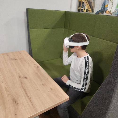 Schüler mit VR Brille