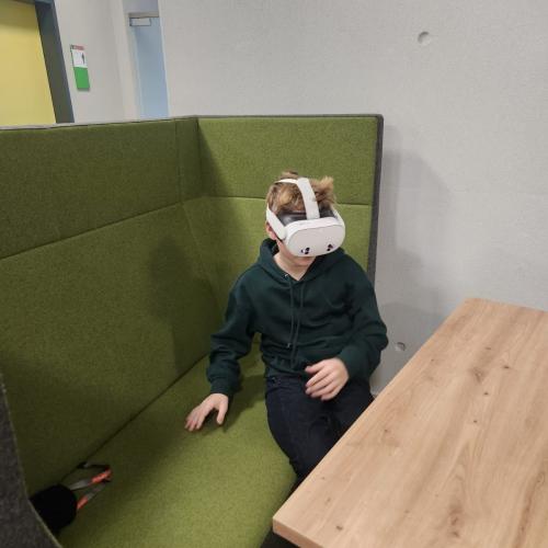 Schüler mit VR Brille