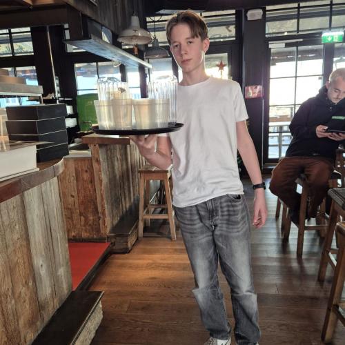 Schüler mit Getränkte-Tablett