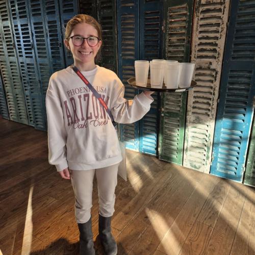 Schülerin mit Getränkte-Tablett