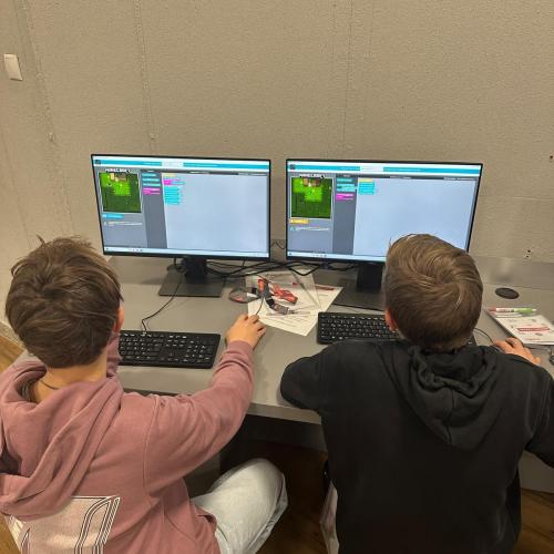 2 Schüler beim Programmieren