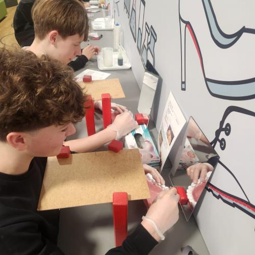 Schüler üben "Zahnarzt sein"