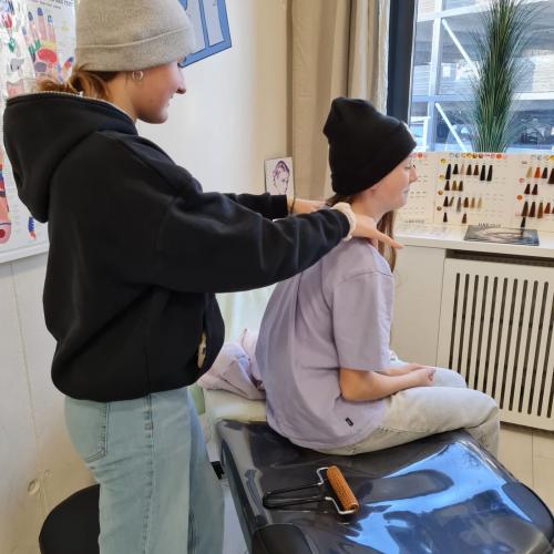 Schülerinnen massieren sich die Schultern