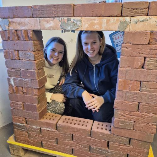 Schülerinnen Ziegelmauer