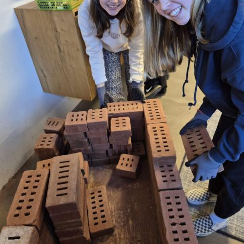 Schülerinnen Ziegelmauer