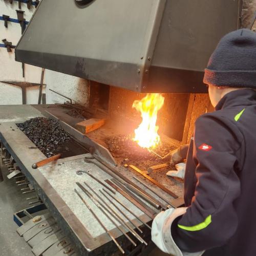 Schüler beim Schmieden
