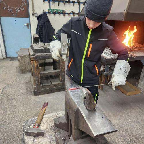 Schüler beim Schmieden