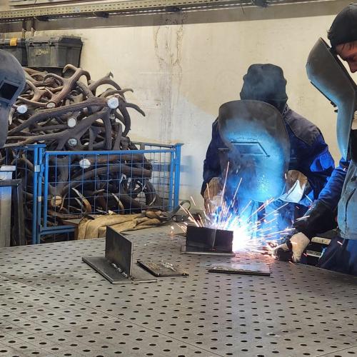 Schüler beim Schweißen