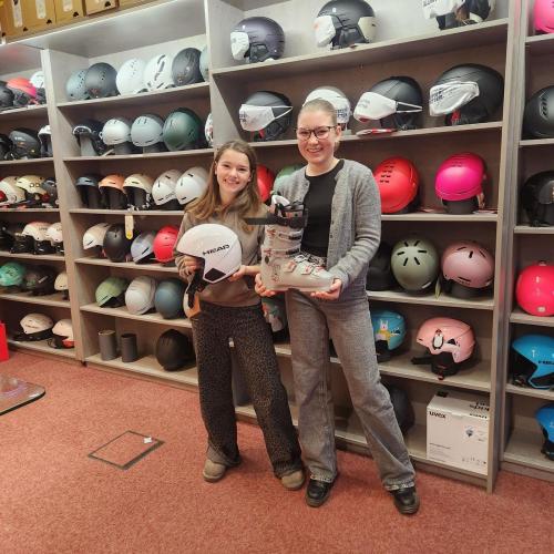 2 Schülerinnen in einem Sportgeschäft