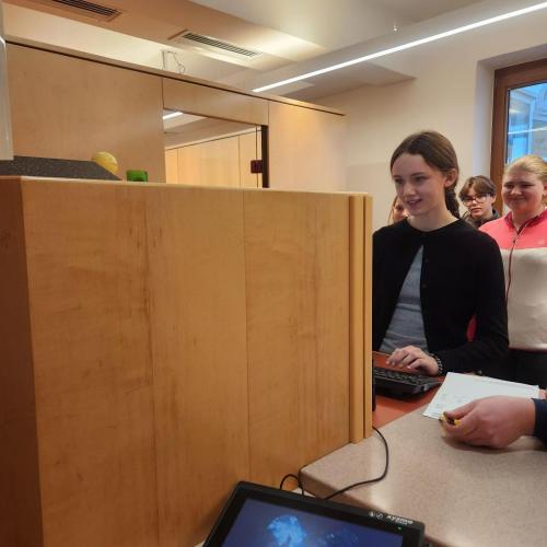 Schülerin in Bank vor PC