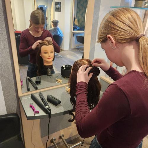 Schülerin beim Haare flechten