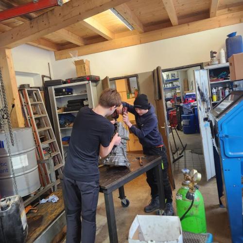 2 Schüler bohren am Getriebe