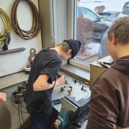 Schüler beim Löten