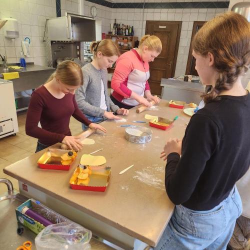 Schülerinnen in der Konditorei