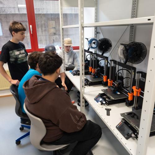 Schüler vor 3D-Drucker