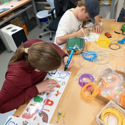 Schüler mit 3D-Stiften