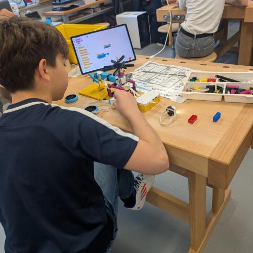 Schüler mit Lego-Roboter