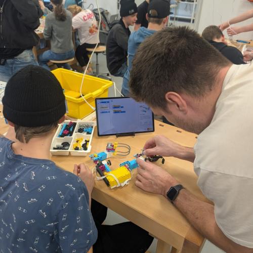 Schüler mit Lego-Roboter
