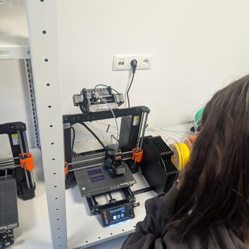 Schüler mit 3D-Drucker