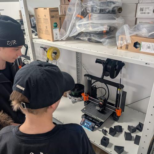 Schüler mit 3D-Drucker