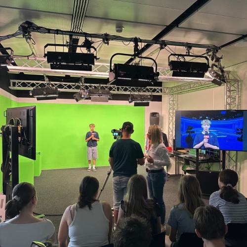 Schüler:innen in Wien im ORF-Studio