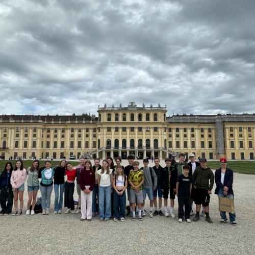 Schüler:innen in Wien vor dem Schloss Schönbrunn