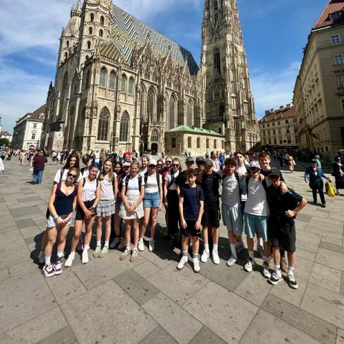 Schüler:innen in Wien vor dem Stephansdom