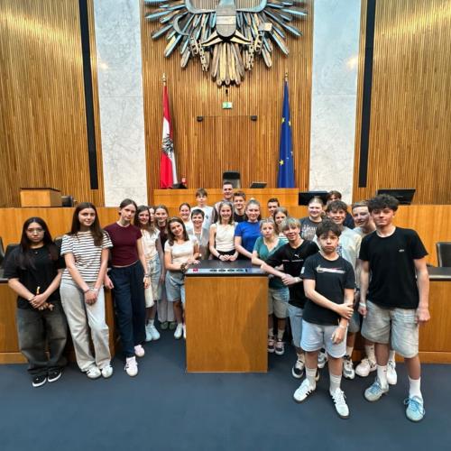 Schüler:innen im Parlament in Wien