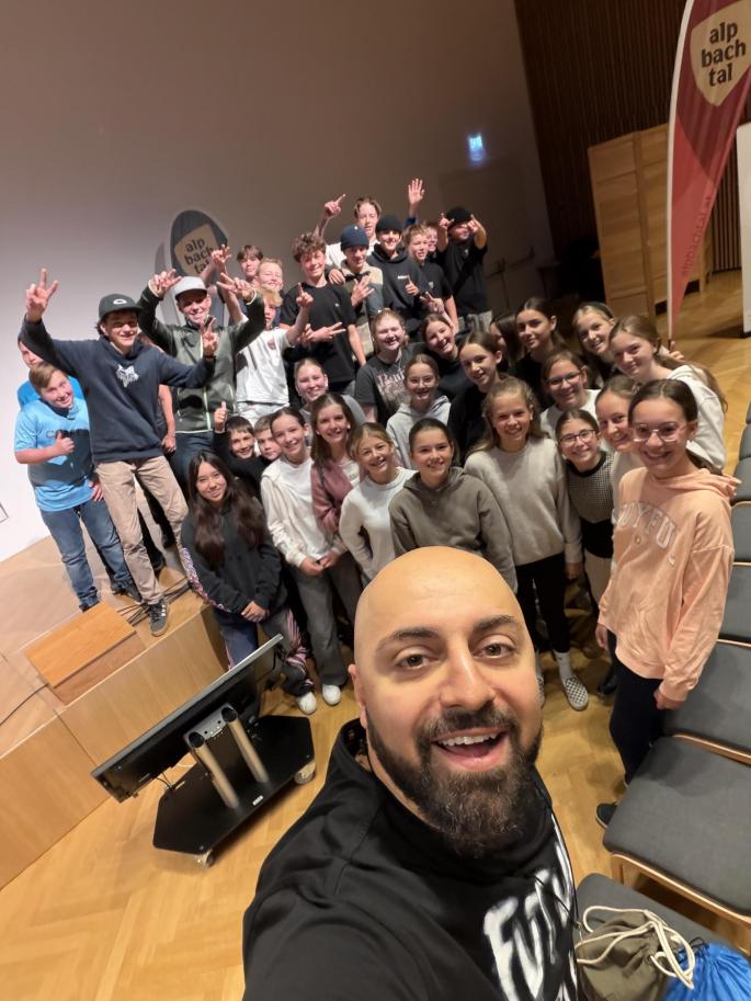 Ali Malodji mit Schülern der MS Reith im Alpbachtal