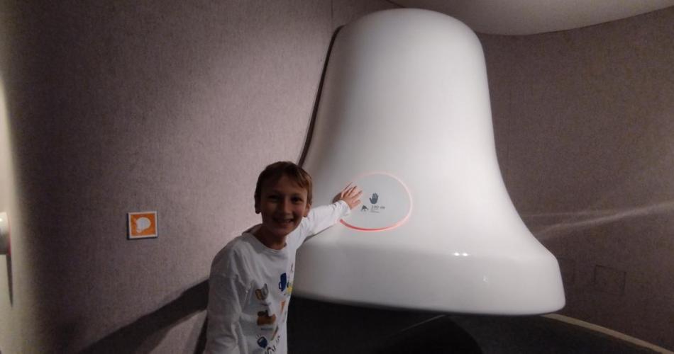 Hausi_bei_der_Glocke