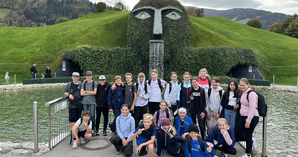 Kinder vor dem Eingang der Wunderkammern im Swarovski