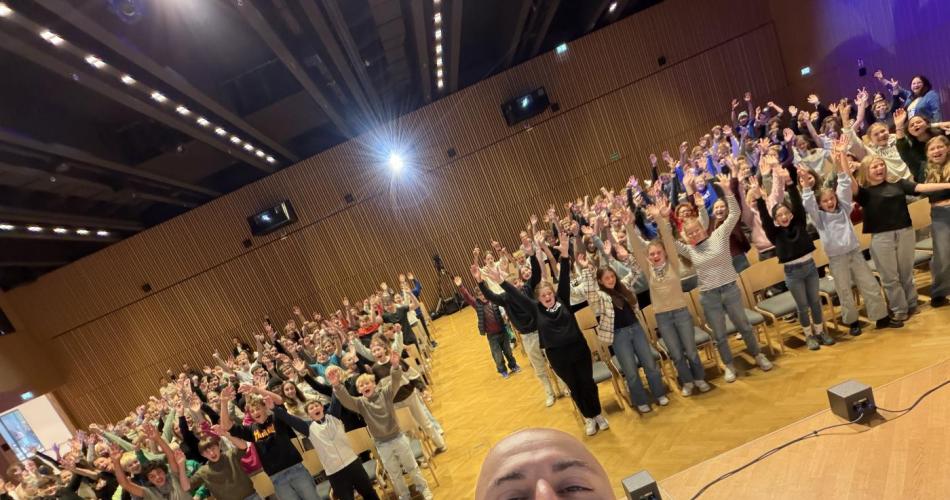 Ali Malodji mit vielen Schülern im Hintergrund