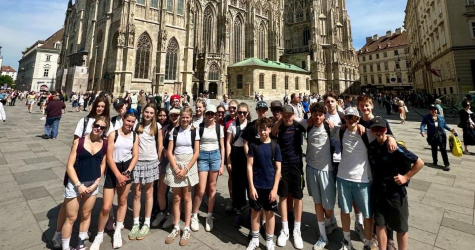 Schüler:innen in Wien vor dem Stephansdom